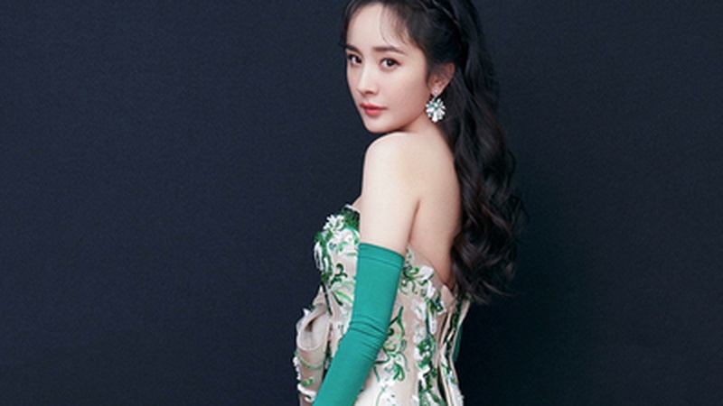 杨幂加盟《花儿与少年》第六季机场路透状态惊艳引热议